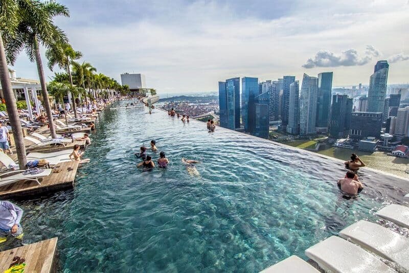 As piscinas mais espetaculares do mundo: Marina Bay Sands, Singapura.