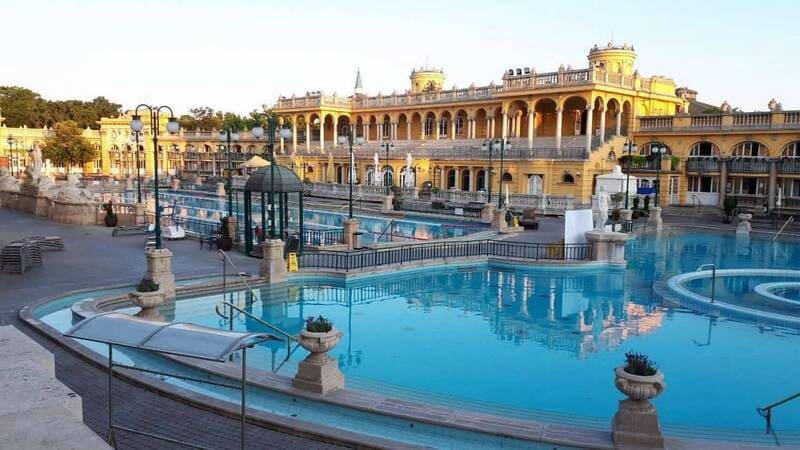 As piscinas mais espetaculares do mundo: Piscinas Termais Gellért Baths, Budapeste.