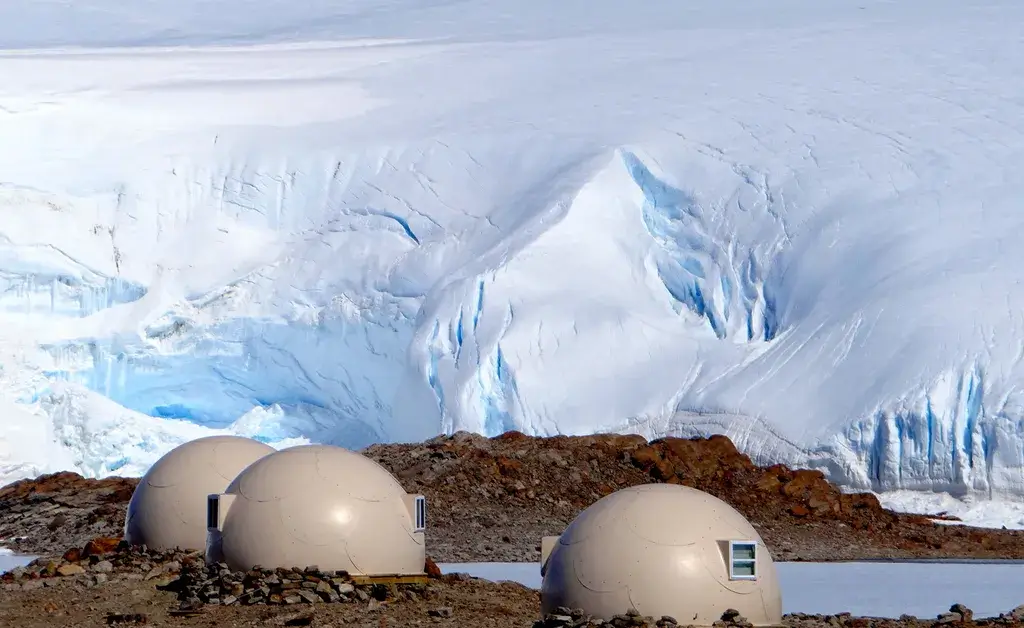 Os Hotéis Mais Remotos do Mundo: White Desert Whichaway Camp.