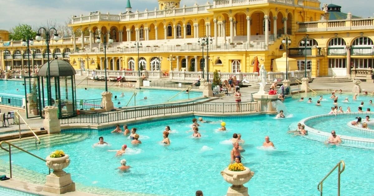 Uma vista deslumbrante de uma das piscinas mais espetaculares do mundo, situada em um cenário natural impressionante e com design inovador.