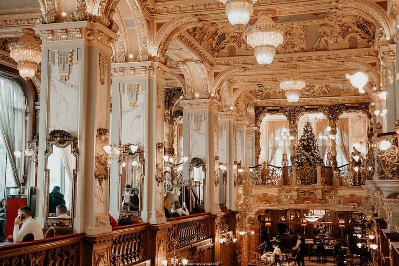 Café New York.