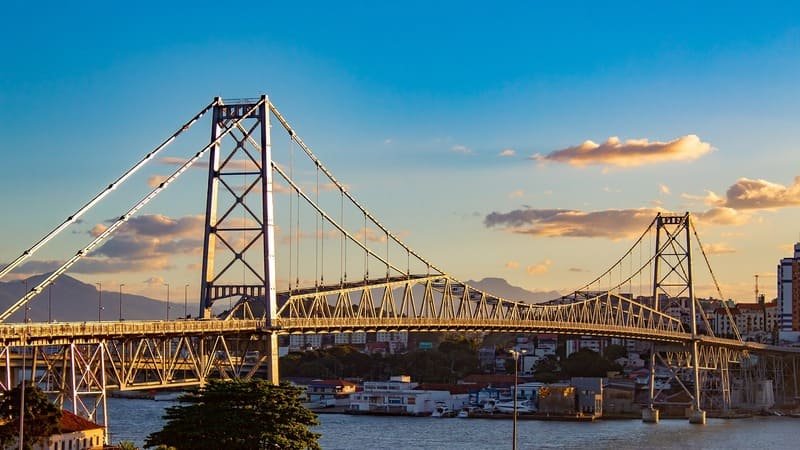 As Pontes que se Tornaram Ícones Nacionais: Ponte Hercílio Luz.