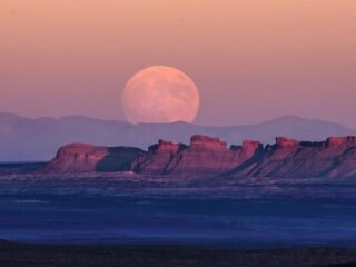 Uma Superlua brilhante no céu noturno, ilustrando o fenômeno lunar raro e impressionante.